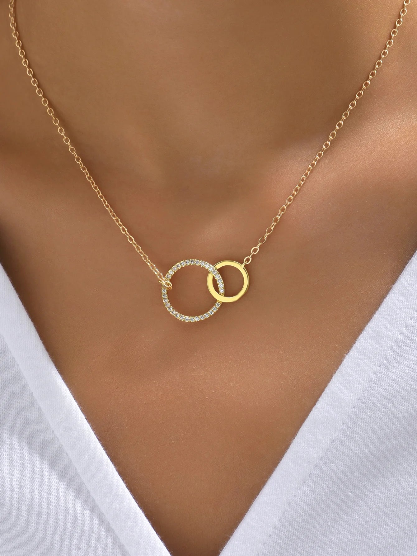 Thin Chain Minimalist Dainty Double Circle Pendant Necklace on The Neck Jewelry